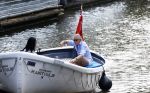 Amsterdam 11 augustus 2024
Jort Kelder en (een) vriendin op zijn sloep op de grachten van Amsterdam op mooie zonnige zondagmiddag . Ze varen naar zijn huis / appartement in omgeving Artis.