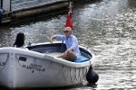 Amsterdam 11 augustus 2024
Jort Kelder en (een) vriendin op zijn sloep op de grachten van Amsterdam op mooie zonnige zondagmiddag . Ze varen naar zijn huis / appartement in omgeving Artis.