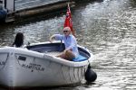 Amsterdam 11 augustus 2024
Jort Kelder en (een) vriendin op zijn sloep op de grachten van Amsterdam op mooie zonnige zondagmiddag . Ze varen naar zijn huis / appartement in omgeving Artis.