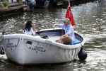 Amsterdam 11 augustus 2024
Jort Kelder en (een) vriendin op zijn sloep op de grachten van Amsterdam op mooie zonnige zondagmiddag . Ze varen naar zijn huis / appartement in omgeving Artis.