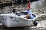 Amsterdam 11 augustus 2024
Jort Kelder en (een) vriendin op zijn sloep op de grachten van Amsterdam op mooie zonnige zondagmiddag . Ze varen naar zijn huis / appartement in omgeving Artis.