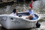 Amsterdam 11 augustus 2024
Jort Kelder en (een) vriendin op zijn sloep op de grachten van Amsterdam op mooie zonnige zondagmiddag . Ze varen naar zijn huis / appartement in omgeving Artis.