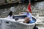 Amsterdam 11 augustus 2024
Jort Kelder en (een) vriendin op zijn sloep op de grachten van Amsterdam op mooie zonnige zondagmiddag . Ze varen naar zijn huis / appartement in omgeving Artis.
