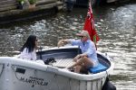 Amsterdam 11 augustus 2024
Jort Kelder en (een) vriendin op zijn sloep op de grachten van Amsterdam op mooie zonnige zondagmiddag . Ze varen naar zijn huis / appartement in omgeving Artis.
