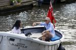 Amsterdam 11 augustus 2024
Jort Kelder en (een) vriendin op zijn sloep op de grachten van Amsterdam op mooie zonnige zondagmiddag . Ze varen naar zijn huis / appartement in omgeving Artis.