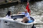 Amsterdam 11 augustus 2024
Jort Kelder en (een) vriendin op zijn sloep op de grachten van Amsterdam op mooie zonnige zondagmiddag . Ze varen naar zijn huis / appartement in omgeving Artis.