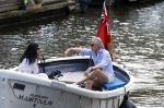 Amsterdam 11 augustus 2024
Jort Kelder en (een) vriendin op zijn sloep op de grachten van Amsterdam op mooie zonnige zondagmiddag . Ze varen naar zijn huis / appartement in omgeving Artis.