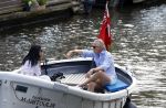 Amsterdam 11 augustus 2024
Jort Kelder en (een) vriendin op zijn sloep op de grachten van Amsterdam op mooie zonnige zondagmiddag . Ze varen naar zijn huis / appartement in omgeving Artis.