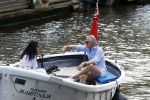 Amsterdam 11 augustus 2024
Jort Kelder en (een) vriendin op zijn sloep op de grachten van Amsterdam op mooie zonnige zondagmiddag . Ze varen naar zijn huis / appartement in omgeving Artis.