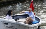 Amsterdam 11 augustus 2024
Jort Kelder en (een) vriendin op zijn sloep op de grachten van Amsterdam op mooie zonnige zondagmiddag . Ze varen naar zijn huis / appartement in omgeving Artis.