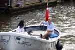 Amsterdam 11 augustus 2024
Jort Kelder en (een) vriendin op zijn sloep op de grachten van Amsterdam op mooie zonnige zondagmiddag . Ze varen naar zijn huis / appartement in omgeving Artis.