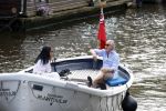 Amsterdam 11 augustus 2024
Jort Kelder en (een) vriendin op zijn sloep op de grachten van Amsterdam op mooie zonnige zondagmiddag . Ze varen naar zijn huis / appartement in omgeving Artis.