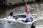 Amsterdam 11 augustus 2024
Jort Kelder en (een) vriendin op zijn sloep op de grachten van Amsterdam op mooie zonnige zondagmiddag . Ze varen naar zijn huis / appartement in omgeving Artis.