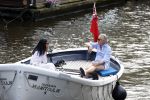 Amsterdam 11 augustus 2024
Jort Kelder en (een) vriendin op zijn sloep op de grachten van Amsterdam op mooie zonnige zondagmiddag . Ze varen naar zijn huis / appartement in omgeving Artis.