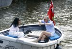 Amsterdam 11 augustus 2024
Jort Kelder en (een) vriendin op zijn sloep op de grachten van Amsterdam op mooie zonnige zondagmiddag . Ze varen naar zijn huis / appartement in omgeving Artis.