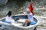 Amsterdam 11 augustus 2024
Jort Kelder en (een) vriendin op zijn sloep op de grachten van Amsterdam op mooie zonnige zondagmiddag . Ze varen naar zijn huis / appartement in omgeving Artis.