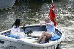 Amsterdam 11 augustus 2024
Jort Kelder en (een) vriendin op zijn sloep op de grachten van Amsterdam op mooie zonnige zondagmiddag . Ze varen naar zijn huis / appartement in omgeving Artis.