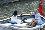 Amsterdam 11 augustus 2024
Jort Kelder en (een) vriendin op zijn sloep op de grachten van Amsterdam op mooie zonnige zondagmiddag . Ze varen naar zijn huis / appartement in omgeving Artis.