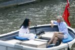 Amsterdam 11 augustus 2024
Jort Kelder en (een) vriendin op zijn sloep op de grachten van Amsterdam op mooie zonnige zondagmiddag . Ze varen naar zijn huis / appartement in omgeving Artis.