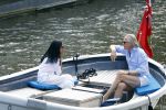 Amsterdam 11 augustus 2024
Jort Kelder en (een) vriendin op zijn sloep op de grachten van Amsterdam op mooie zonnige zondagmiddag . Ze varen naar zijn huis / appartement in omgeving Artis.