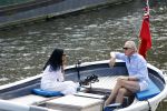 Amsterdam 11 augustus 2024
Jort Kelder en (een) vriendin op zijn sloep op de grachten van Amsterdam op mooie zonnige zondagmiddag . Ze varen naar zijn huis / appartement in omgeving Artis.