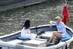 Amsterdam 11 augustus 2024
Jort Kelder en (een) vriendin op zijn sloep op de grachten van Amsterdam op mooie zonnige zondagmiddag . Ze varen naar zijn huis / appartement in omgeving Artis.