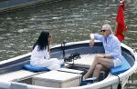 Amsterdam 11 augustus 2024
Jort Kelder en (een) vriendin op zijn sloep op de grachten van Amsterdam op mooie zonnige zondagmiddag . Ze varen naar zijn huis / appartement in omgeving Artis.
