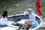 Amsterdam 11 augustus 2024
Jort Kelder en (een) vriendin op zijn sloep op de grachten van Amsterdam op mooie zonnige zondagmiddag . Ze varen naar zijn huis / appartement in omgeving Artis.