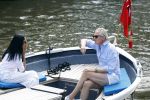 Amsterdam 11 augustus 2024
Jort Kelder en (een) vriendin op zijn sloep op de grachten van Amsterdam op mooie zonnige zondagmiddag . Ze varen naar zijn huis / appartement in omgeving Artis.