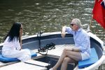 Amsterdam 11 augustus 2024
Jort Kelder en (een) vriendin op zijn sloep op de grachten van Amsterdam op mooie zonnige zondagmiddag . Ze varen naar zijn huis / appartement in omgeving Artis.