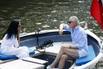 Amsterdam 11 augustus 2024
Jort Kelder en (een) vriendin op zijn sloep op de grachten van Amsterdam op mooie zonnige zondagmiddag . Ze varen naar zijn huis / appartement in omgeving Artis.