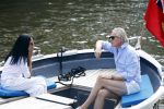 Amsterdam 11 augustus 2024
Jort Kelder en (een) vriendin op zijn sloep op de grachten van Amsterdam op mooie zonnige zondagmiddag . Ze varen naar zijn huis / appartement in omgeving Artis.
