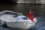 Amsterdam 11 augustus 2024
Jort Kelder en (een) vriendin op zijn sloep op de grachten van Amsterdam op mooie zonnige zondagmiddag . Ze varen naar zijn huis / appartement in omgeving Artis.