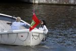 Amsterdam 11 augustus 2024
Jort Kelder en (een) vriendin op zijn sloep op de grachten van Amsterdam op mooie zonnige zondagmiddag . Ze varen naar zijn huis / appartement in omgeving Artis.
