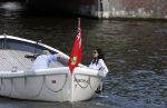 Amsterdam 11 augustus 2024
Jort Kelder en (een) vriendin op zijn sloep op de grachten van Amsterdam op mooie zonnige zondagmiddag . Ze varen naar zijn huis / appartement in omgeving Artis.