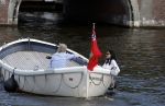 Amsterdam 11 augustus 2024
Jort Kelder en (een) vriendin op zijn sloep op de grachten van Amsterdam op mooie zonnige zondagmiddag . Ze varen naar zijn huis / appartement in omgeving Artis.