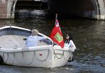 Amsterdam 11 augustus 2024
Jort Kelder en (een) vriendin op zijn sloep op de grachten van Amsterdam op mooie zonnige zondagmiddag . Ze varen naar zijn huis / appartement in omgeving Artis.