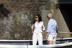 Amsterdam 11 augustus 2024
Jort Kelder en (een) vriendin op zijn sloep op de grachten van Amsterdam op mooie zonnige zondagmiddag . Ze varen naar zijn huis / appartement in omgeving Artis.