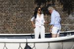 Amsterdam 11 augustus 2024
Jort Kelder en (een) vriendin op zijn sloep op de grachten van Amsterdam op mooie zonnige zondagmiddag . Ze varen naar zijn huis / appartement in omgeving Artis.