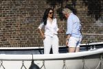 Amsterdam 11 augustus 2024
Jort Kelder en (een) vriendin op zijn sloep op de grachten van Amsterdam op mooie zonnige zondagmiddag . Ze varen naar zijn huis / appartement in omgeving Artis.