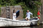 Amsterdam 11 augustus 2024
Jort Kelder en (een) vriendin op zijn sloep op de grachten van Amsterdam op mooie zonnige zondagmiddag . Ze varen naar zijn huis / appartement in omgeving Artis.