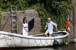 Amsterdam 11 augustus 2024
Jort Kelder en (een) vriendin op zijn sloep op de grachten van Amsterdam op mooie zonnige zondagmiddag . Ze varen naar zijn huis / appartement in omgeving Artis.
