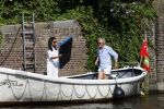 Amsterdam 11 augustus 2024
Jort Kelder en (een) vriendin op zijn sloep op de grachten van Amsterdam op mooie zonnige zondagmiddag . Ze varen naar zijn huis / appartement in omgeving Artis.