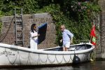 Amsterdam 11 augustus 2024
Jort Kelder en (een) vriendin op zijn sloep op de grachten van Amsterdam op mooie zonnige zondagmiddag . Ze varen naar zijn huis / appartement in omgeving Artis.