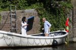 Amsterdam 11 augustus 2024
Jort Kelder en (een) vriendin op zijn sloep op de grachten van Amsterdam op mooie zonnige zondagmiddag . Ze varen naar zijn huis / appartement in omgeving Artis.