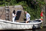 Amsterdam 11 augustus 2024
Jort Kelder en (een) vriendin op zijn sloep op de grachten van Amsterdam op mooie zonnige zondagmiddag . Ze varen naar zijn huis / appartement in omgeving Artis.
