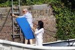 Amsterdam 11 augustus 2024
Jort Kelder en (een) vriendin op zijn sloep op de grachten van Amsterdam op mooie zonnige zondagmiddag . Ze varen naar zijn huis / appartement in omgeving Artis.