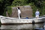 Amsterdam 11 augustus 2024
Jort Kelder en (een) vriendin op zijn sloep op de grachten van Amsterdam op mooie zonnige zondagmiddag . Ze varen naar zijn huis / appartement in omgeving Artis.