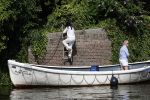 Amsterdam 11 augustus 2024
Jort Kelder en (een) vriendin op zijn sloep op de grachten van Amsterdam op mooie zonnige zondagmiddag . Ze varen naar zijn huis / appartement in omgeving Artis.