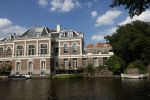 Amsterdam 11 augustus 2024
Jort Kelder en (een) vriendin op zijn sloep op de grachten van Amsterdam op mooie zonnige zondagmiddag . Ze varen naar zijn huis / appartement in omgeving Artis.